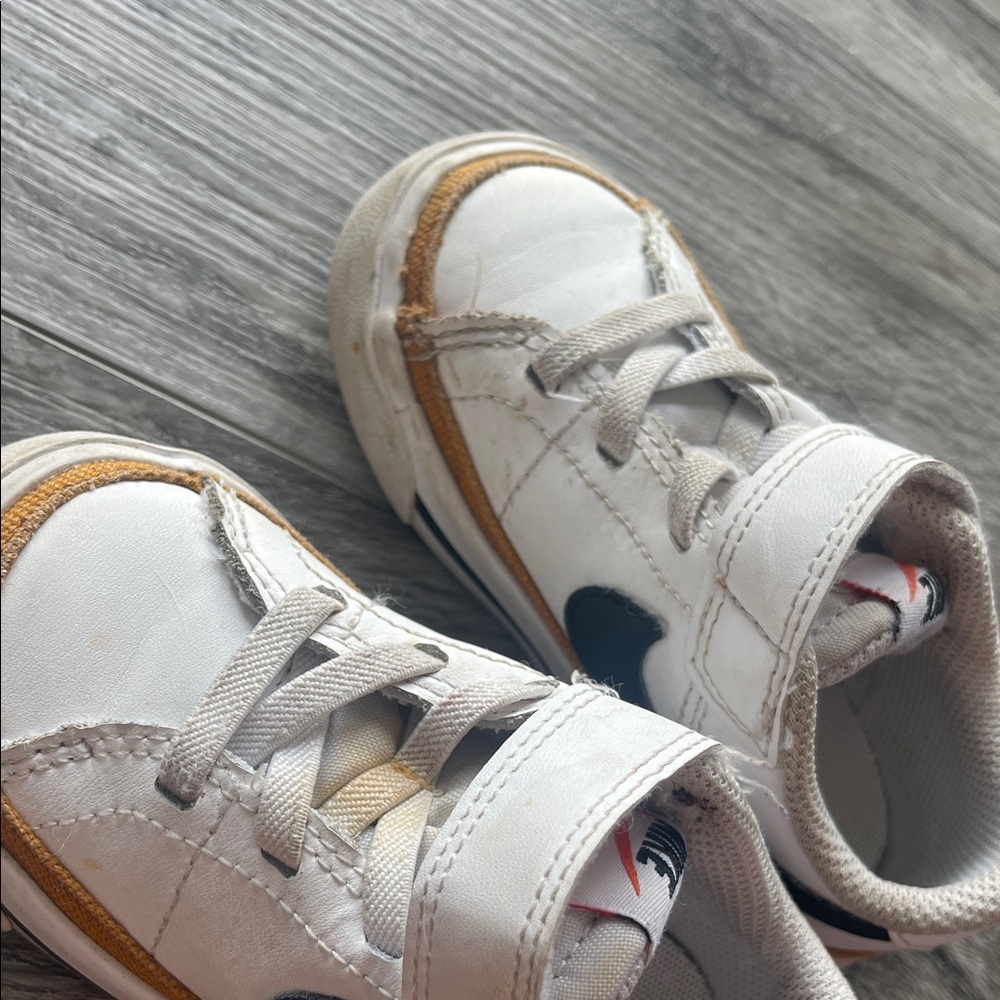 Nike Kids White and Tan Sneakers - Picture 3 of 10